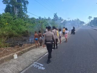 Respon Cepat Musim Kemarau Dan Karhutla: Awc Polres Teluk Bintuni Padamkan Kebakaran Lahan di Jalan Poros Tuasai