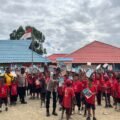 Sat Binmas Polres Tolikara Tanamkan Semangat Literasi kepada Pelajar melalui Program Door to Door System