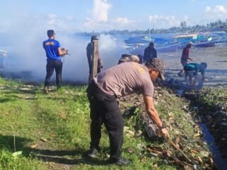 Sambut HUT ke-81 RI, Satpolairud Polres Sarmi Bersama Nelayan Nusantara Bersihkan Pantai Kali Bagre