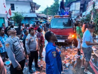 Polresta Jayapura Kota Respons Cepat Kebakaran di Apo Kali, Satu Unit Rumah Mengalami Kerusakan