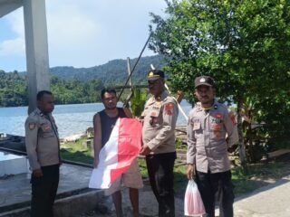 Semarak HUT ke-81 RI, Kapolsek Poom Bagikan Bendera kepada Warga
