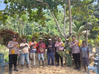 Sambangi Desa Nisro, Kapolsek Pantai Barat Dengarkan Aspirasi Warga dan Keluhan Akses Jalan