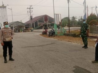 Polsek Bomberay Dampingi Pembagian 200 Masker Gratis untuk Warga di Tengah Karhutla
