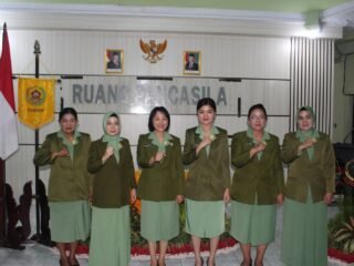 Perkuat Organisasi Persit di Lingkungan Koorcab Rem 131 PD XIII/Merdeka, Ny. Meryah Dewa Made Terima Tugas dan Tanggung Jawab Jabatan Ketua Persit KCK Cabang LXII Dim 1310/Bitung