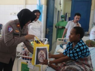HUT Polwan ke-78, Polwan Polres Mappi Berbagi Kasih dengan Ibu Pasca Persalinan
