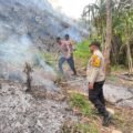 Polsek Kelila Gerak Cepat Padamkan Kebakaran Lahan di Bukit Yibaleme