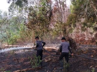 Cegah Api Merembet ke Pemukiman, Polres Biak Numfor Padamkan Karhutla di Dua Titik 