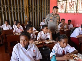 Hari Ketiga MBG Prasmanan di SDN Inpres Dok VIII, Polda Papua Matangkan Pola Pelayanan