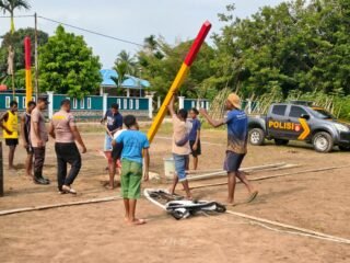 Polsek Bonggo Berbagi Kasih, Dukung Generasi Muda Kampung Kiren melalui Sarana Olahraga