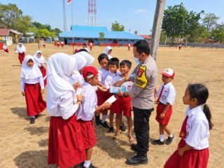 Cegah Dampak Asap Karhutla, Polsek Jagebob Bagikan 600 Masker kepada Pelajar