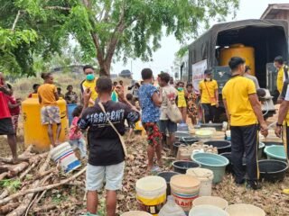 Peduli Warga Terdampak Kekeringan dan Asap Karhutla, Kapolres Boven Digoel Salurkan Air Bersih dan Bagikan Masker