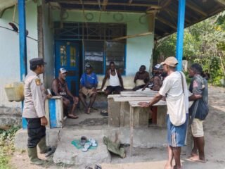 Sambangi Warga di Wilayah Binaan, Bhabinkamtibmas Polsek Pantai Barat Ajak Masyarakat Jaga Kamtibmas