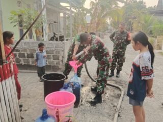 Ringankan Beban Warga Hadapi Kemarau Panjang Akibat Fenomena El Nino, Kodim 1310/Bitung Distribusikan 5.000 Liter Air Bersih untuk 37 KK Terdampak di Likupang Timur