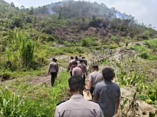 Respon Cepat Kapolres Pegunungan Bintang Bersama Tni Dan Bpbd Padamkan Karhutla Di Oksibil