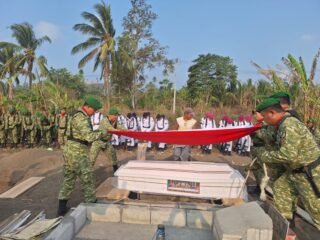 Penuh Khidmat, Kodim 1310/Bitung Gelar Upacara Pemakaman Secara Militer kepada Alm. Serda Purn. Bemmy Agest Tetengean, Sebagai Wujud Penghargaan Atas Pengabdian