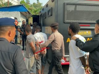 Polda Papua dan BNN Amankan 10 Orang dalam Operasi Sarang Narkoba di Kampung Vietnam