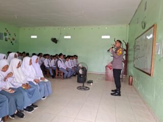 Dukung Program Kapolri Polisi Peduli Pendidikan, Kapolres Merauke Kunjungi Madrasah Aliyah Al Munawwaroh